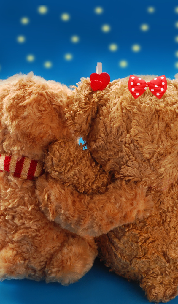 Два влюбленных медвежонка Тедди на фоне надписи Любовь