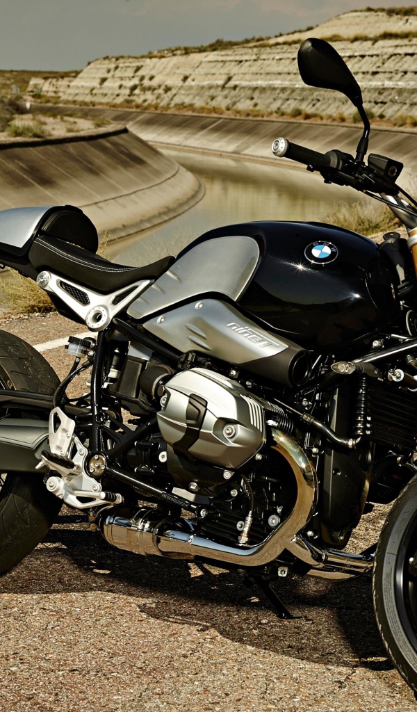 Черный мотоцикл  BMW R nineT на трассе