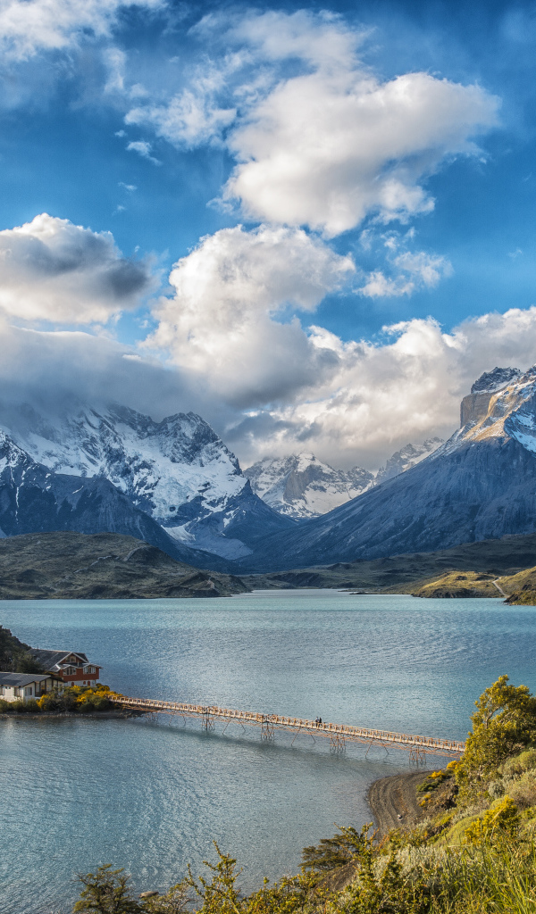 Горы под красивыми белыми облаками у озера в национальном парке Торрес-дель-Пайне, Чили
