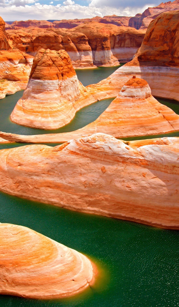 Живописный  Глен Каньон с зеленой водой озера Пауэл, штат Юта, США