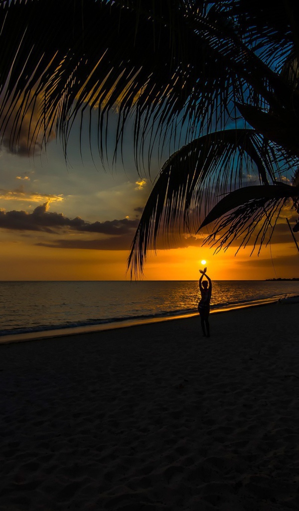 Закат солнца на тропическом пляже 