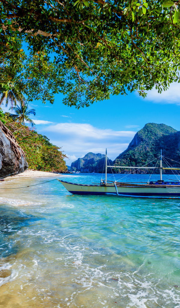 Лодка на морском побережье в тропиках, Филиппины