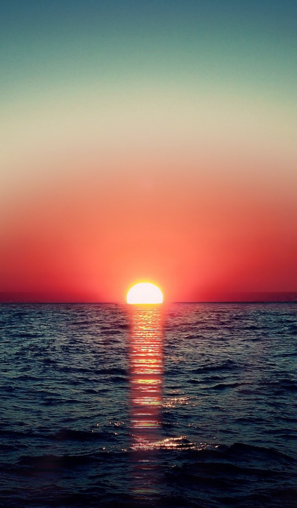 Закат красного солнца в море