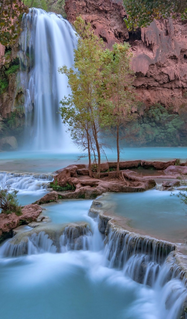 Красивый водопад стекает со скалы 