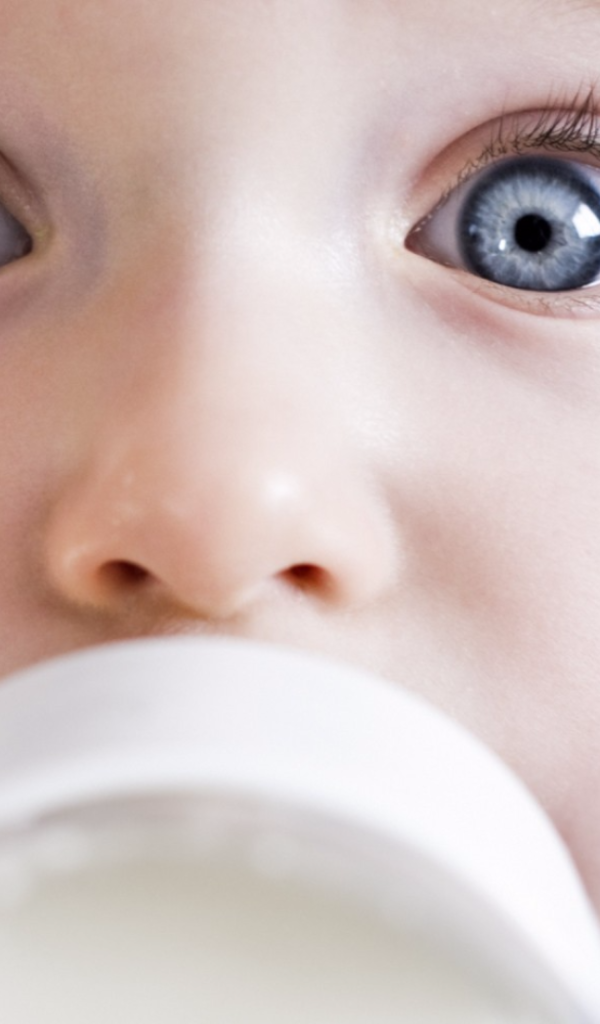 Маленький ребенок с большими голубыми глазами 