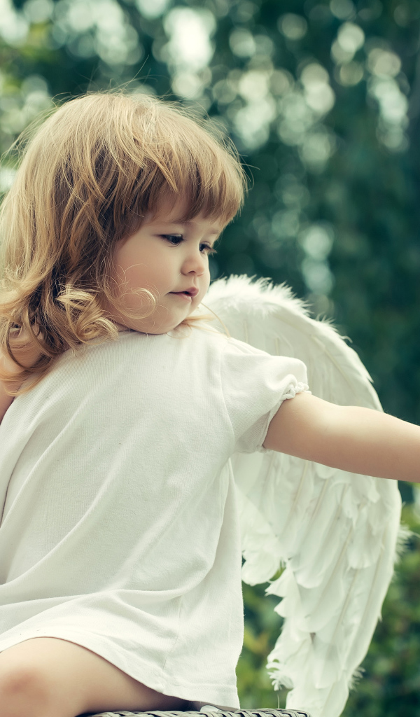 Маленькая девочка в костюме ангела