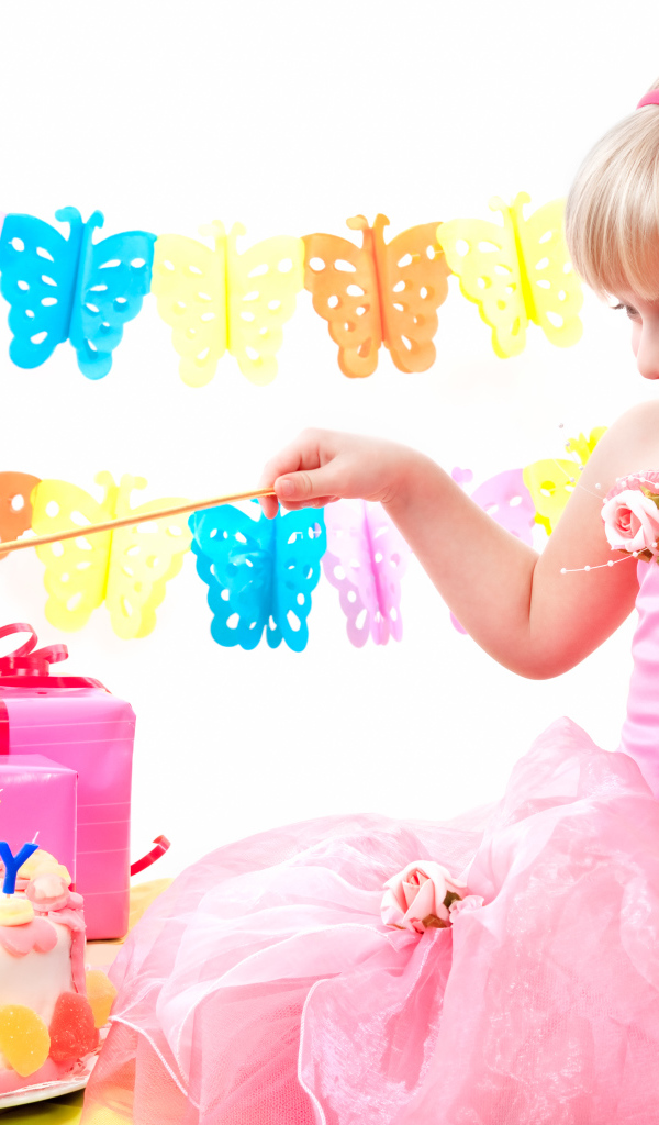 Маленькая девочка в розовом платье с тортом и подарками на День рождения