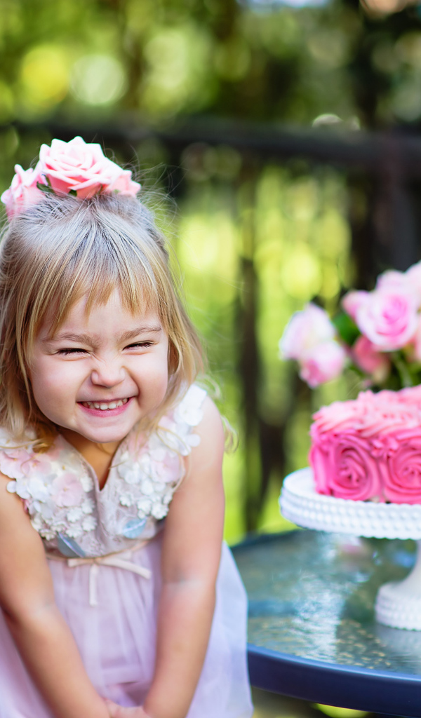 Маленькая улыбающаяся девочка с праздничным тортом день рождения