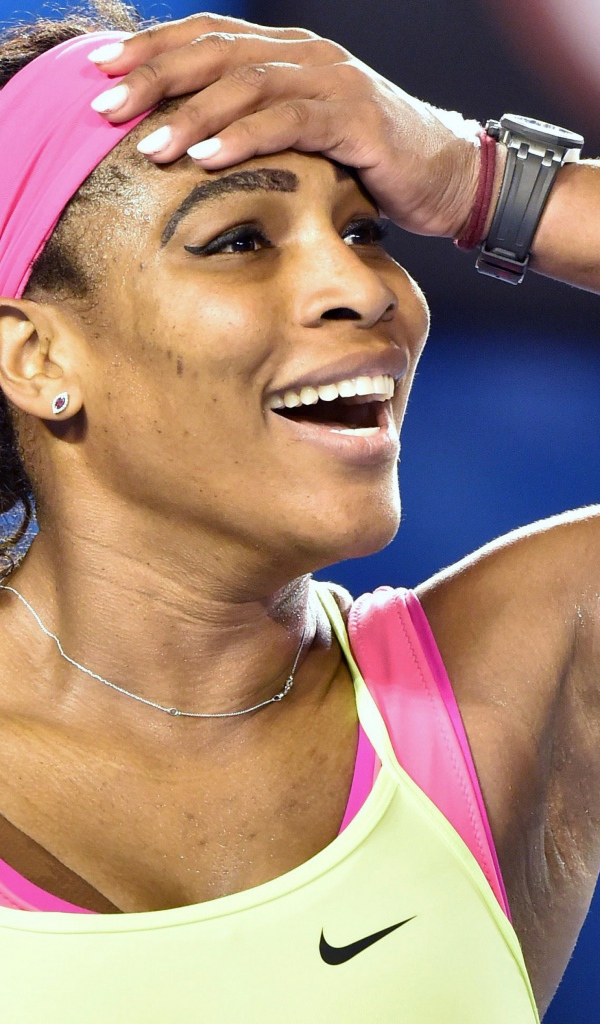 Спортсменка теннисистка Серена Уильямс радуется победе 