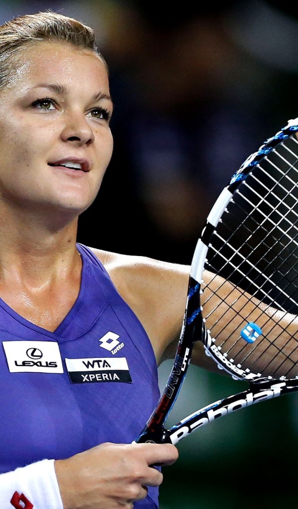 Польская теннисистка Агнешка Радваньская с ракеткой на корте 