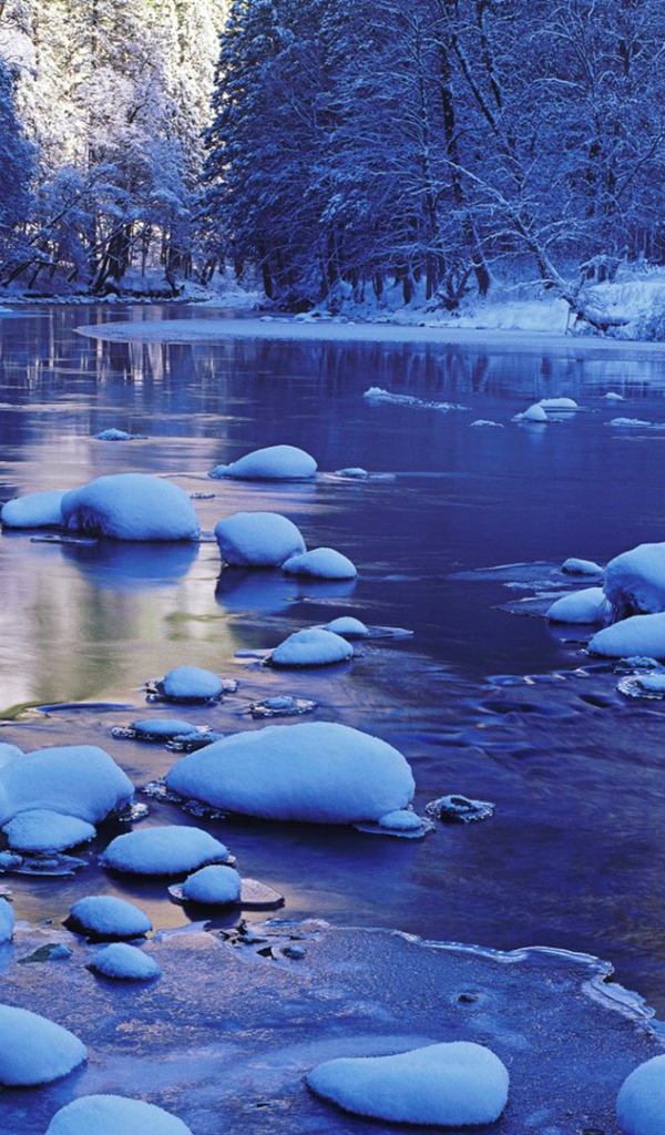 Холодная зимняя река 