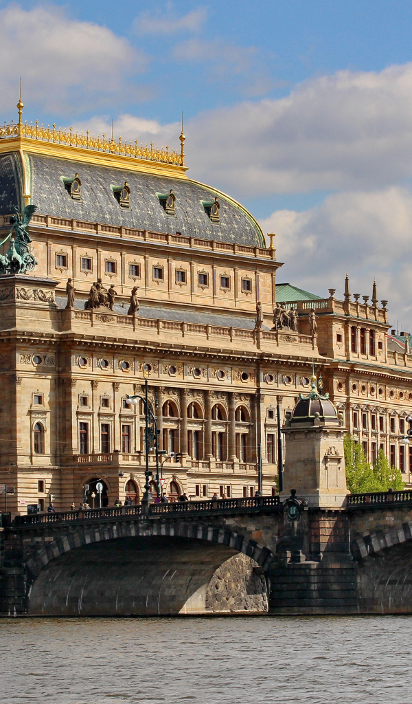 Национальный оперный театр у реки, Прага. Чехия 