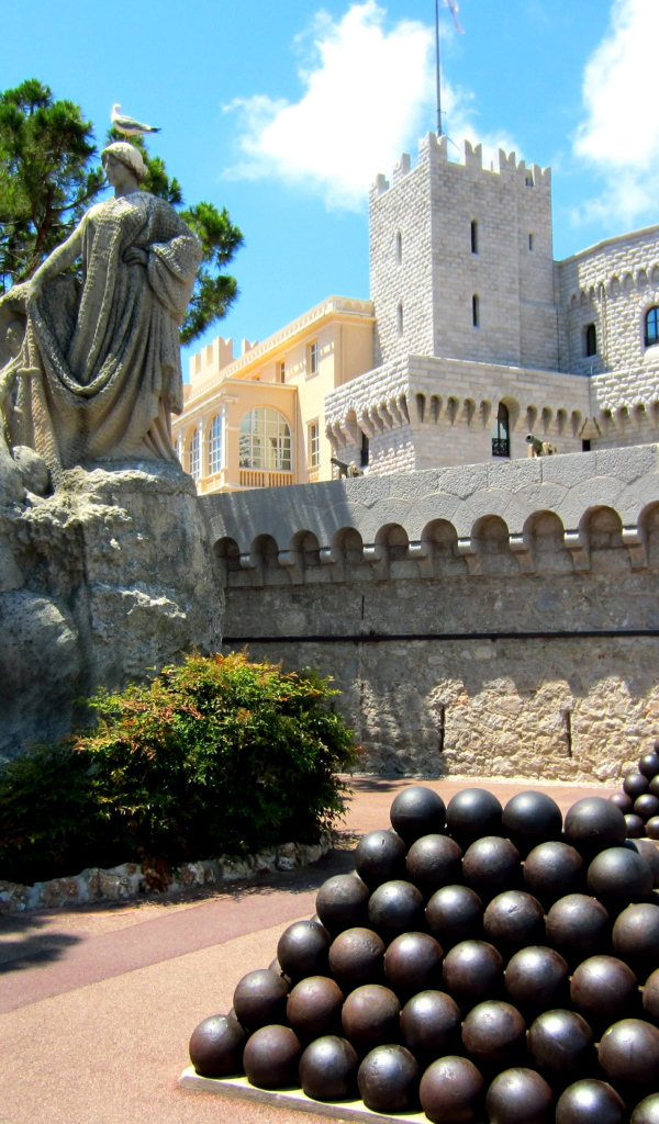 Статуя у княжеского дворца, Монако 
