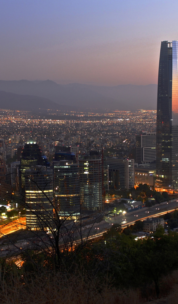 Вечерний город Сантьяго, Чили 