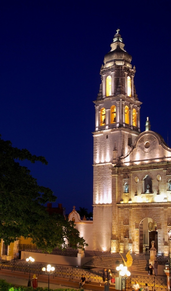 Церковь ночью в Сан-Франциско-де-Кампече, Мексика 