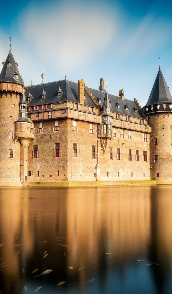 Старинный замок на воде Де-Хаар, Нидерланды 