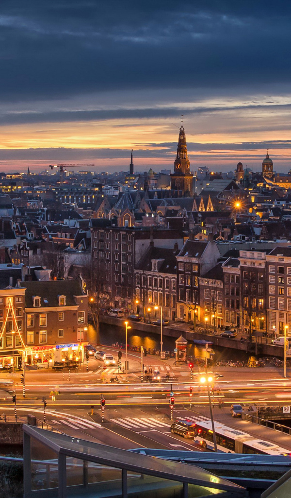 Вид на ночной город Амстердам, Нидерланды 