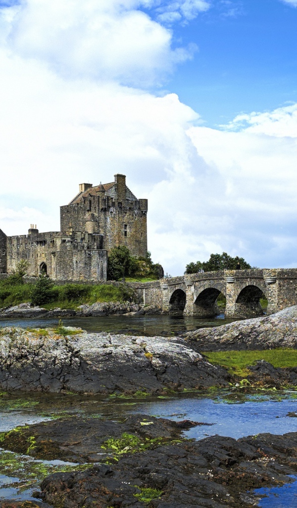 Старинный замок Эйлен-Донан на фоне красивого неба, Шотландия