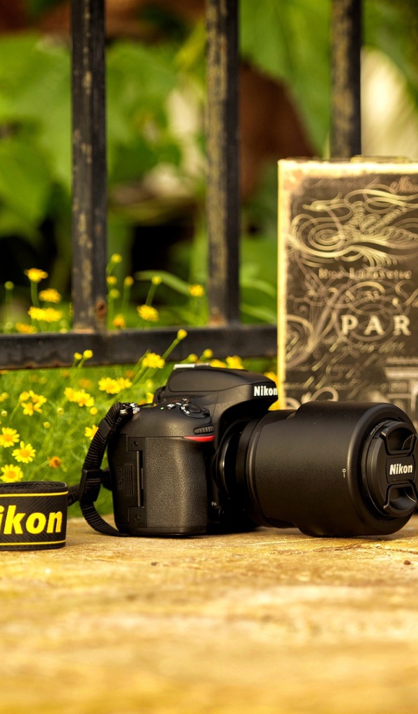 Фотоаппарат Nikon и винтажная камера 