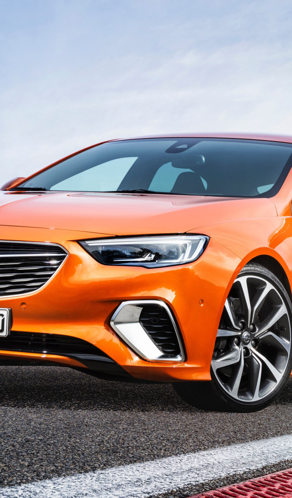 Оранжевый автомобиль Opel Insignia GSi, 2018 на дороге