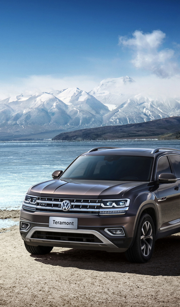 Автомобиль внедорожник Volkswagen Teramont, 2019 на фоне гор