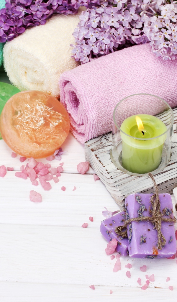 Свечи, мыло и полотенца для SPA процедур с ветками сирени