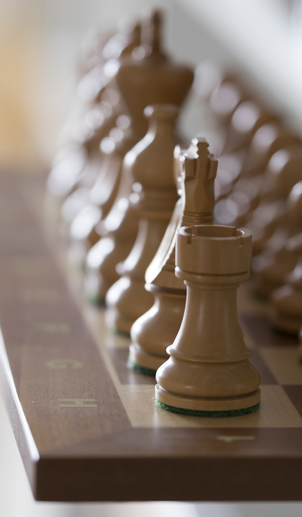 Шахматная доска с деревянными большими шахматами