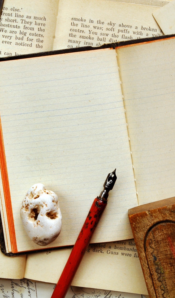 Старые книги с фото на столе со старой ручкой