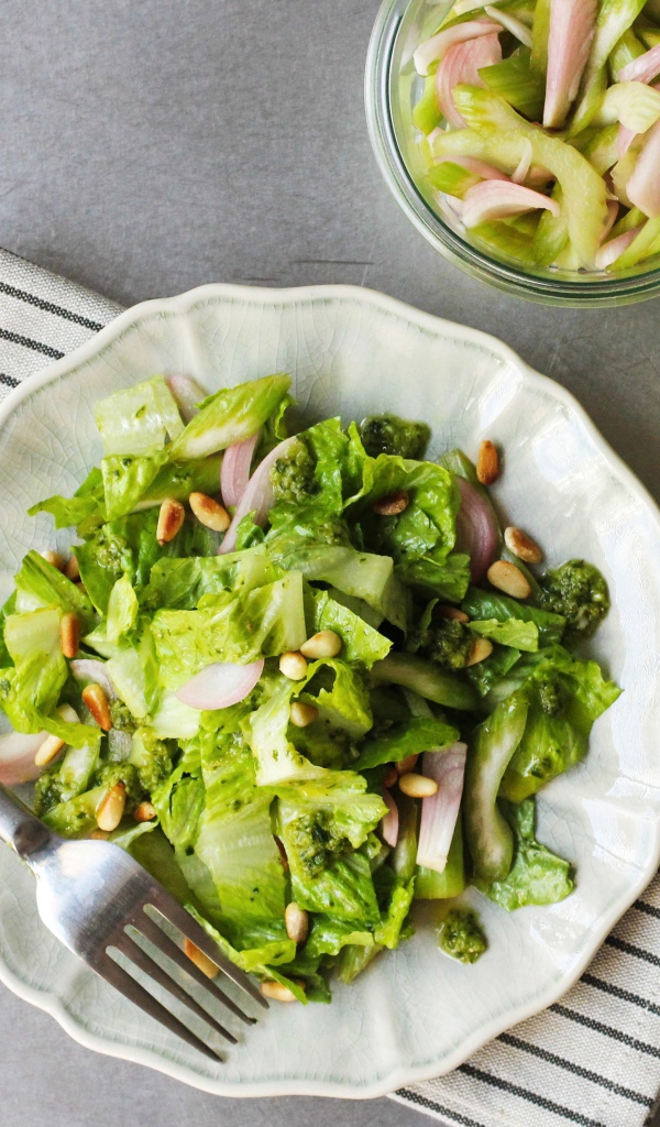 Вегетарианский микс салат в тарелке с вилкой и соусом