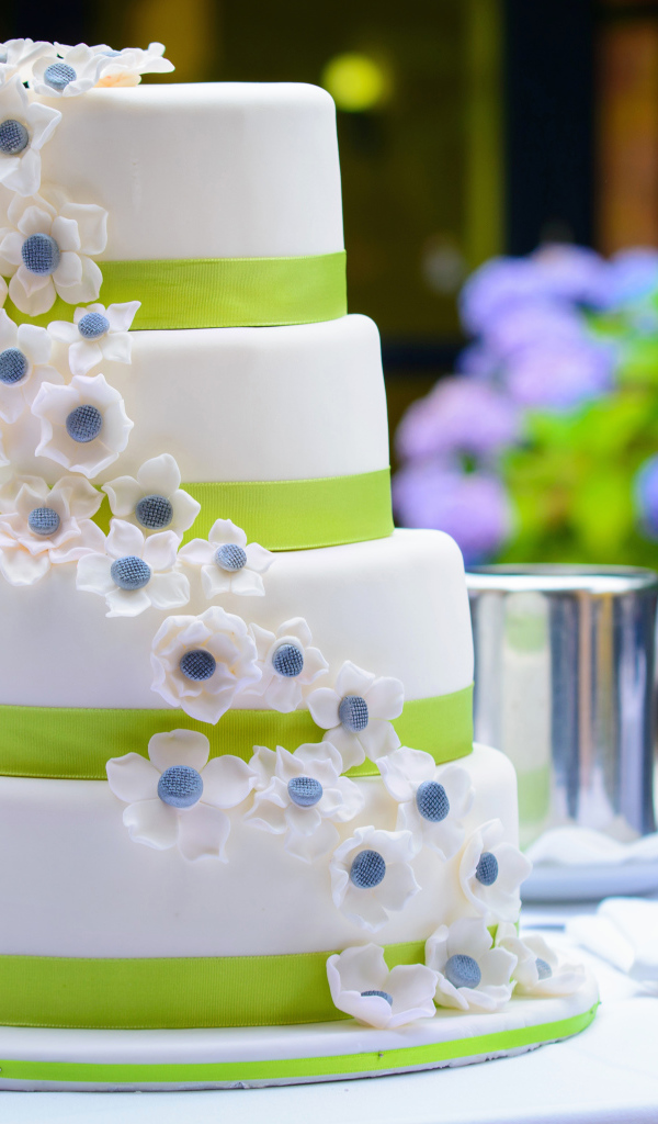 Большой красивый свадебный торт с сахарными цветами