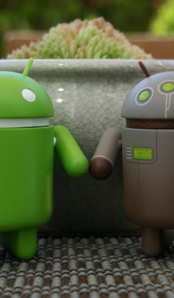 Два андроида держатся за руки