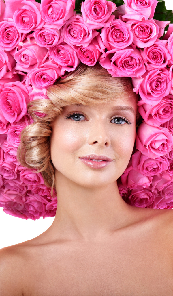 Голубоглазая блондинка с розовыми розами на белом фоне 