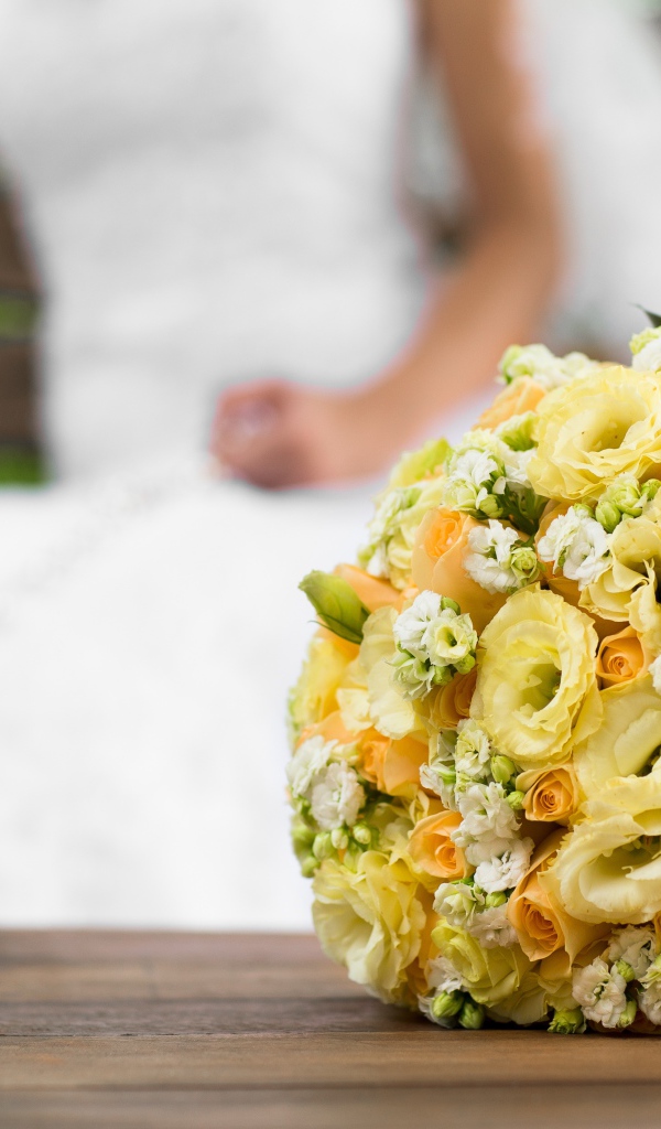 Красивый свадебный букет с розами и цветами эустома