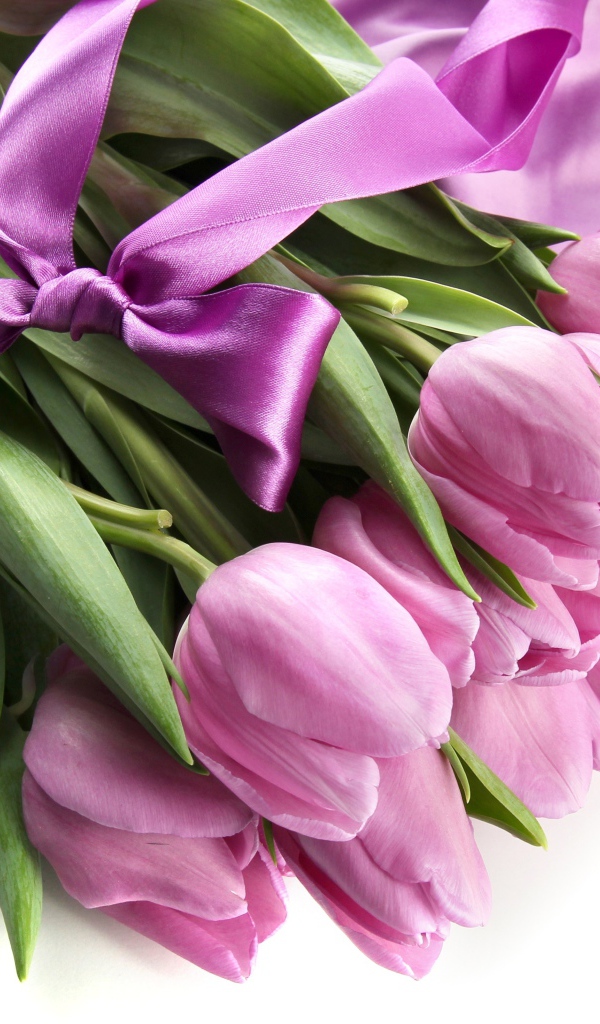 Букет розовых тюльпанов с бантом из атласной ленты