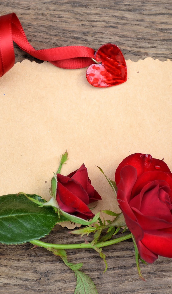 Красные розы и сердечко, фон для поздравительной открытки