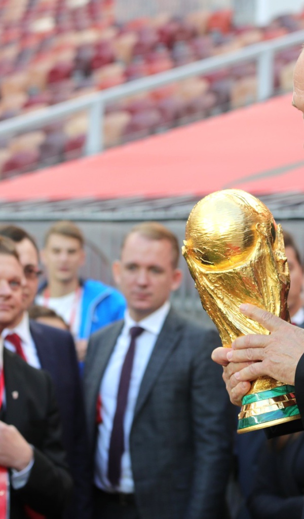 Президент России с кубком чемпионата мира по футболу 2018