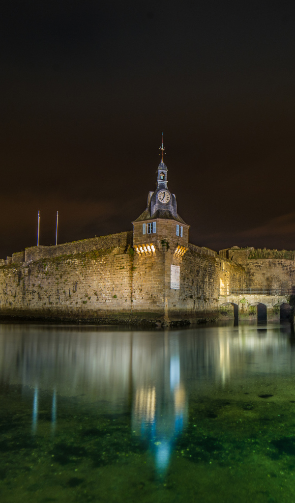 Крепость у воды ночью, коммуна Конкарно. Франция