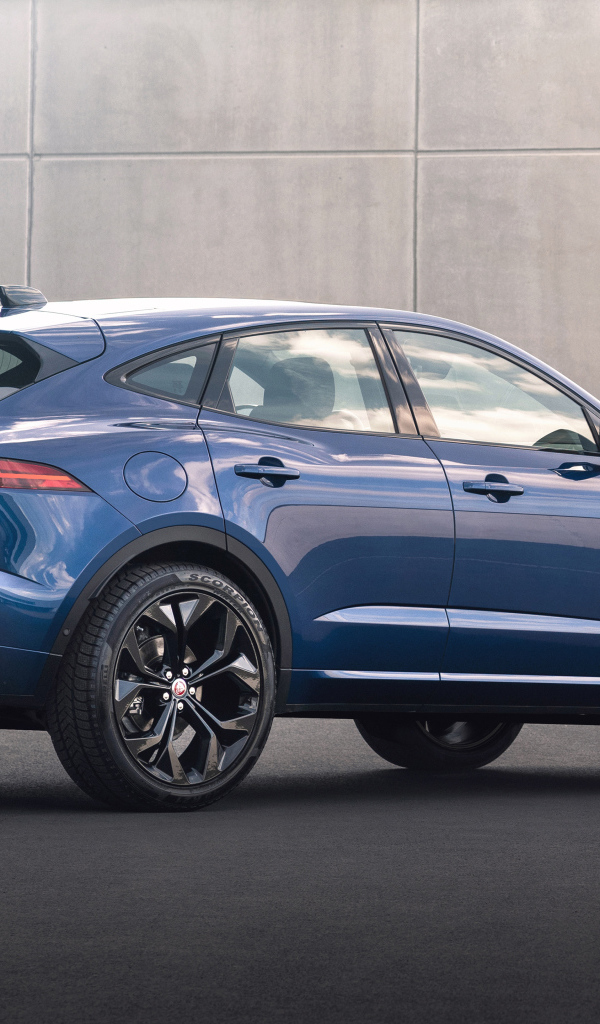 Синий кроссовер Jaguar E-Pace R-Dynamic Black Pack 2021 года вид сзади