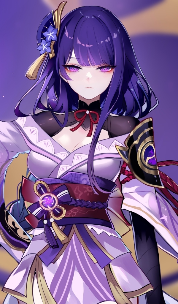 Девушка аниме с фиолетовыми волосами держит мечи