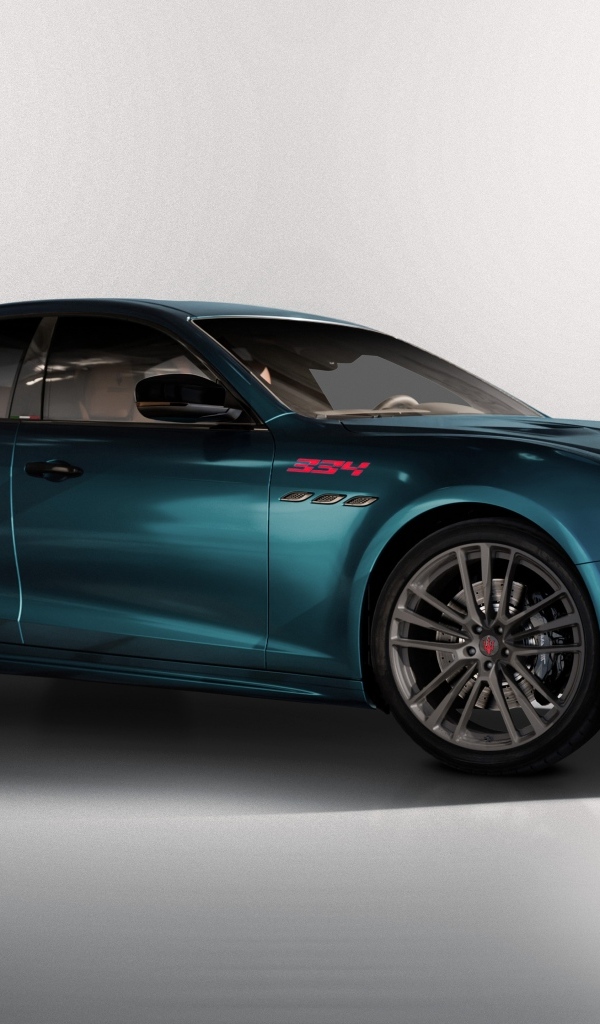 Автомобиль Maserati Ghibli 334 Ultima 2023 года на сером фоне
