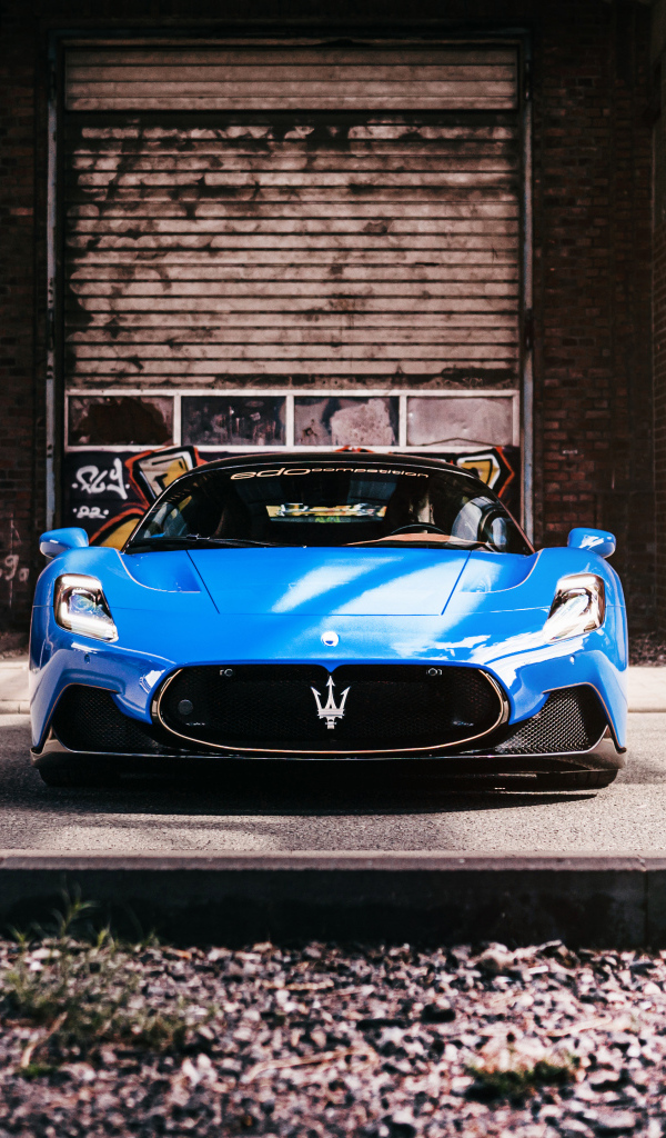 Автомобиль Maserati MC20 Coupé 2022 вид спереди