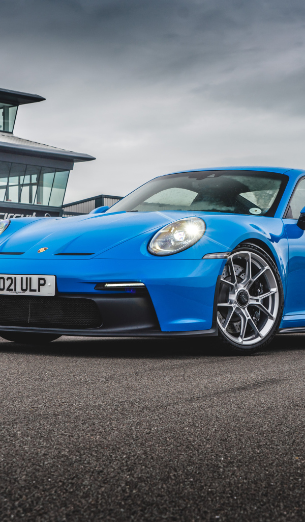 Синий автомобиль Porsche 911 GT3 MT 2021 года