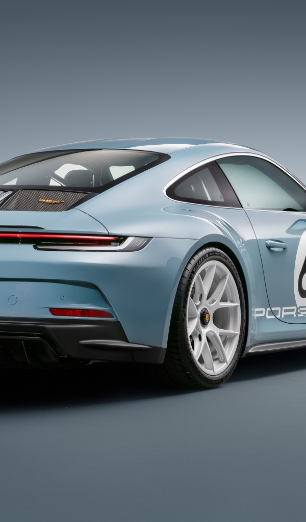 Вид сзади на автомобиль Porsche 911 ST Heritage Design Package 2023 года