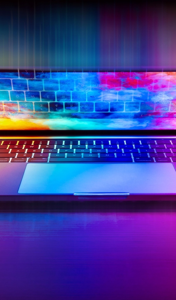 Разноцветный ноутбук на столе