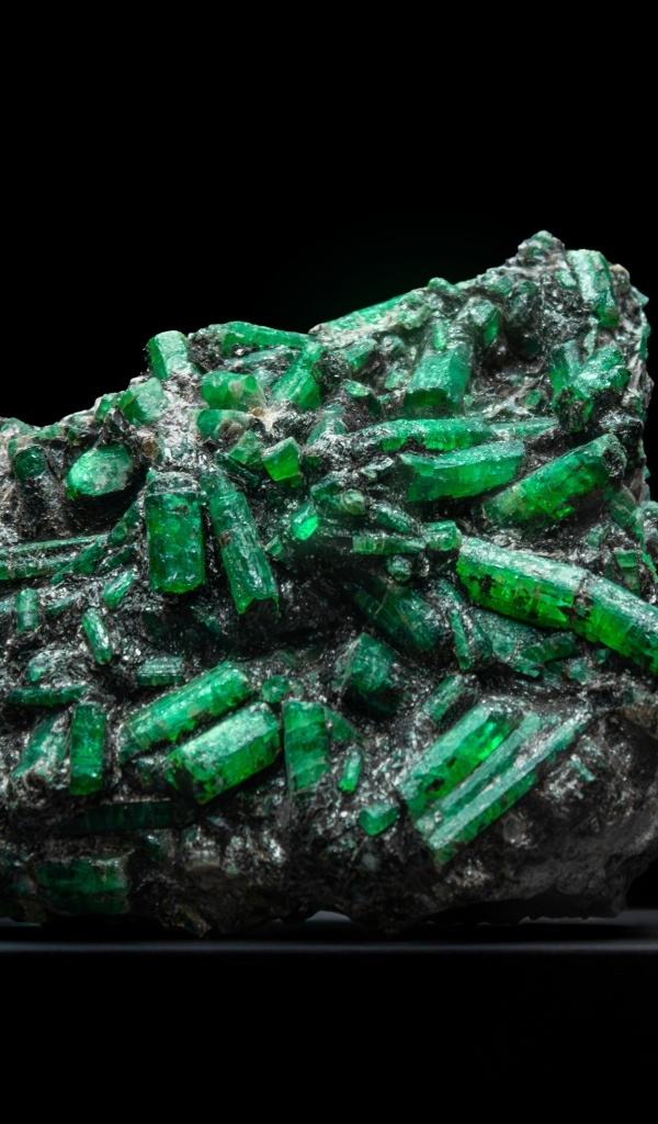 Красивый зеленый кристалл на черном фоне
