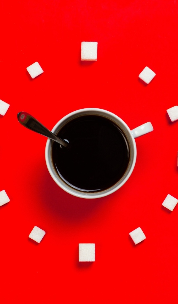 Чашка кофе с сахаром на красном фоне