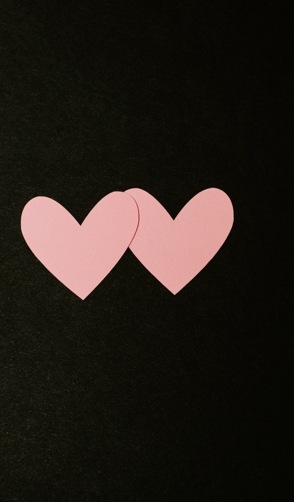 Два маленьких розовых сердца на черном фоне