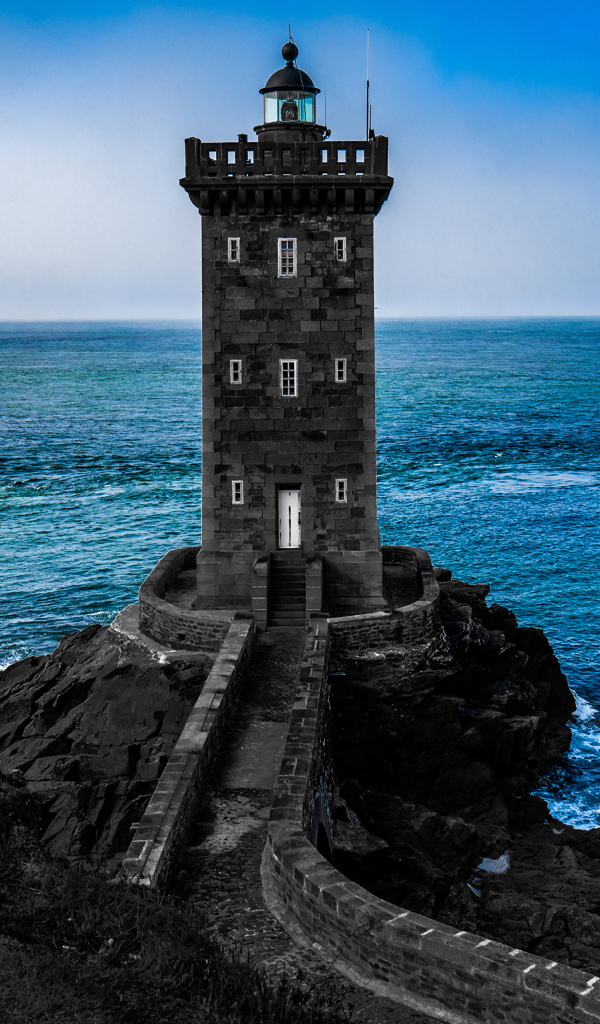 Большой каменный маяк на побережье Франции