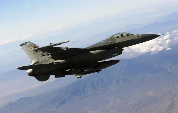Военный самолет F-16 в полете