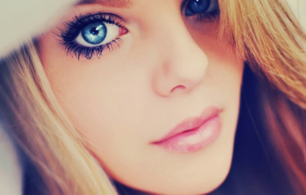 Красивая девушка с голубыми глазами